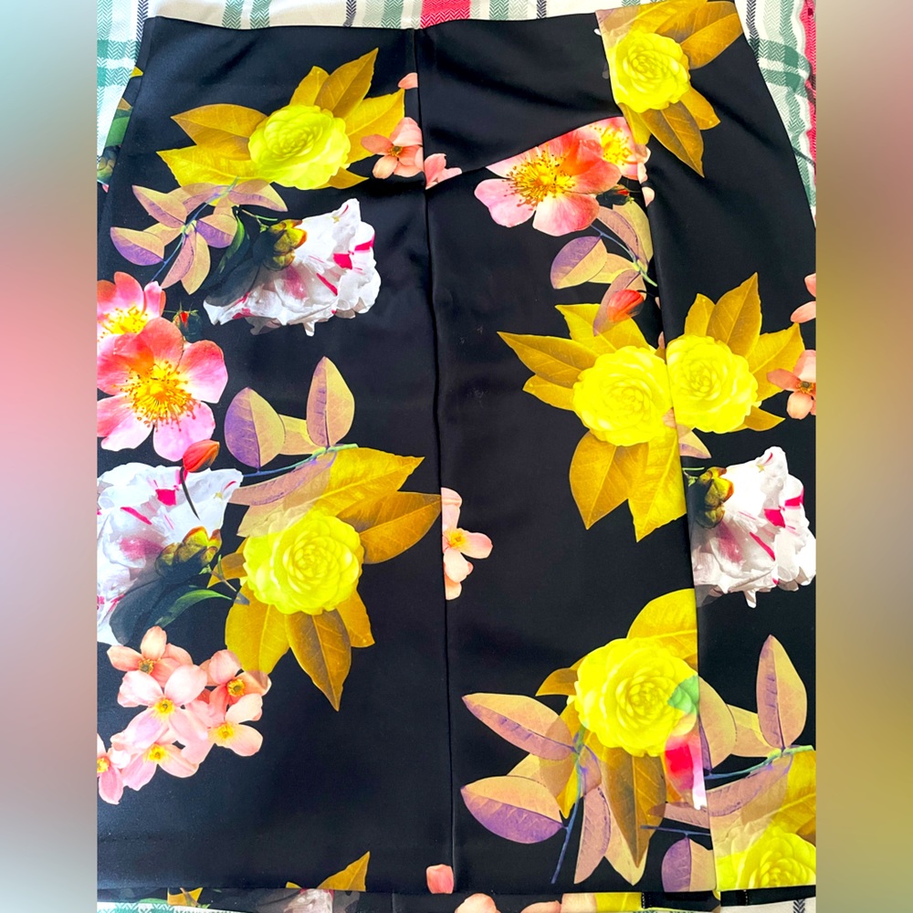 Women’s floral pencil skirt
